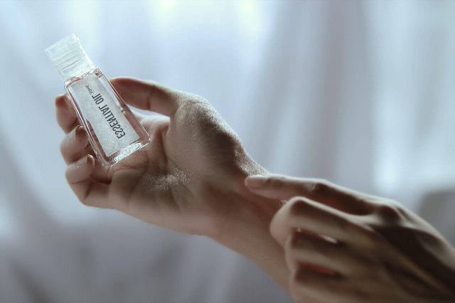 El aceite de árbol de té tiene uso tópico, por inhalación, en el baño, para limpieza del hogar y en productos cosméticos