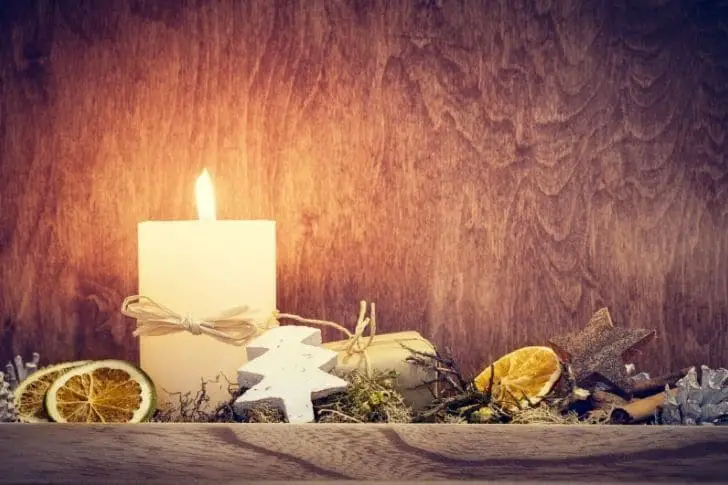 ¿Buscas regalos originales para Navidad? En este artículo he reunido 8 recetas de Velas Caseras para Regalar en estas Navidades que me han encantado por lo fáciles que son de hacer y su bonita presentación.