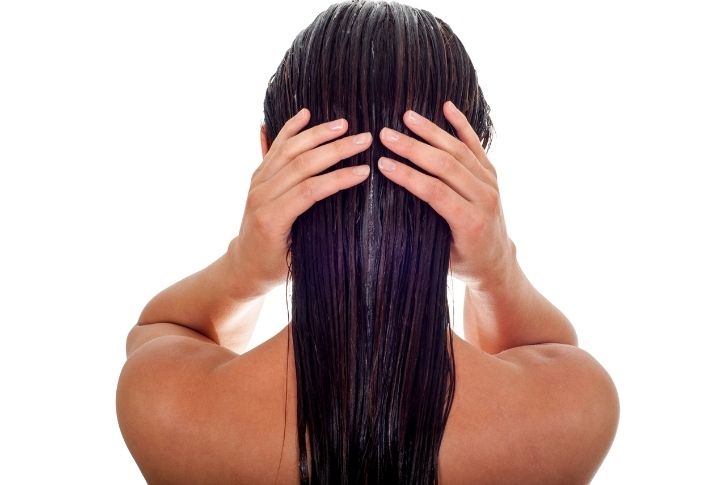 Tratamiento con aceite caliente para el cuidado del cabello: Beneficios y cómo usar