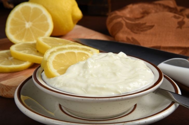 Mascarilla casera para el pelo seco y maltratado con yogurt y limón.