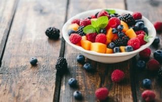 Bowl con frutas y beneficios de la fruta.
