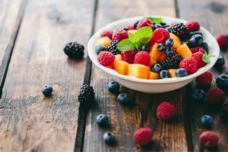 Bowl con frutas y beneficios de la fruta.