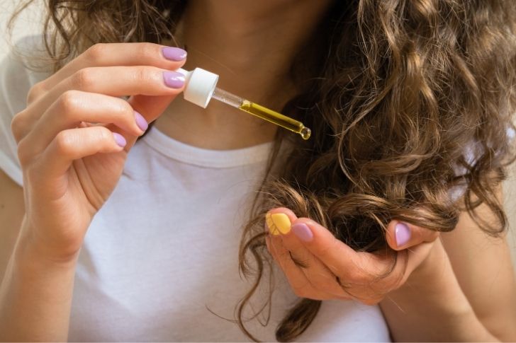 Beneficios del aceite esencial de cedro para el cabello.