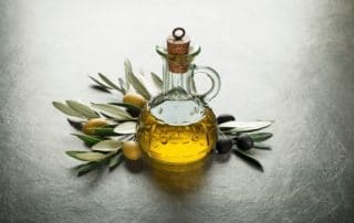 Aceite de oliva en una jarra para hacer mascarillas con aceite de oliva.