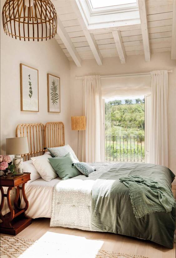Decoracion de habitación pequeña con techo con vigas madera blanca y ventana abatible