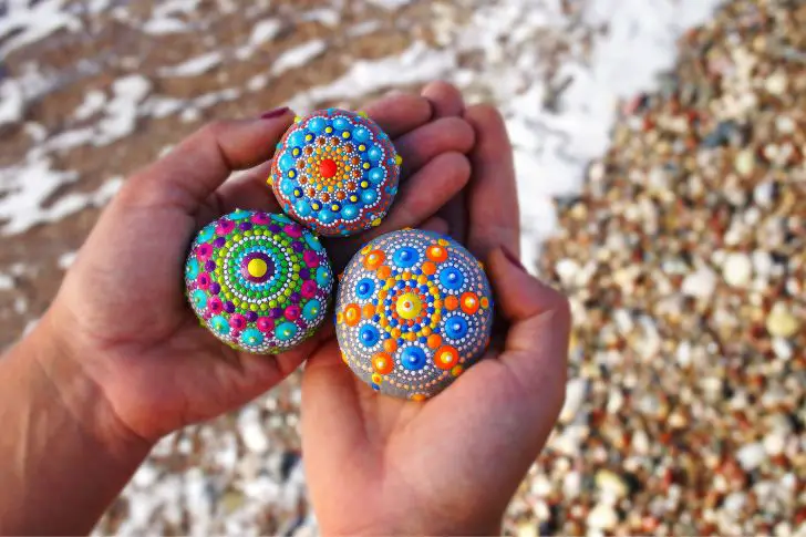 Maravillosas rocas pintadas en una mano.