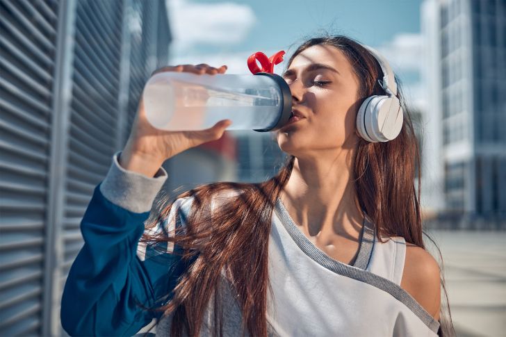 Mantente Hidratada: Bebe Agua en Abundancia.