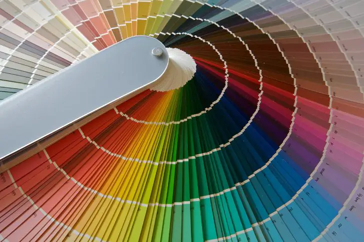 Rueda de colores para la regla 60-30-10 en decoración.