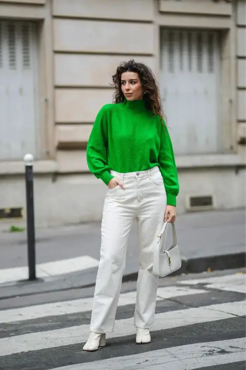 Suéter Verde con Pantalones Blancos.