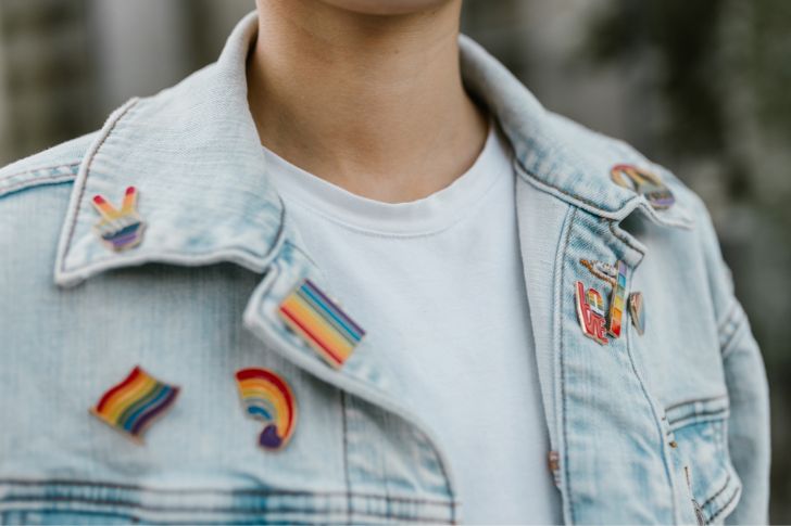 Cómo Decorar una Chaqueta Vaquera con Pines.