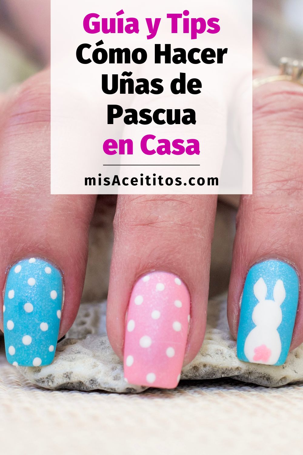 Diseño de uñas de Pascua en color rosa y azul con lunares y conejito de Pascua