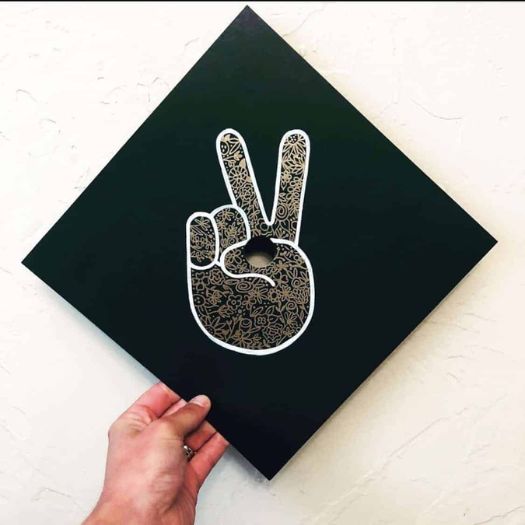 Birrete de Graduación con Signo de Paz
