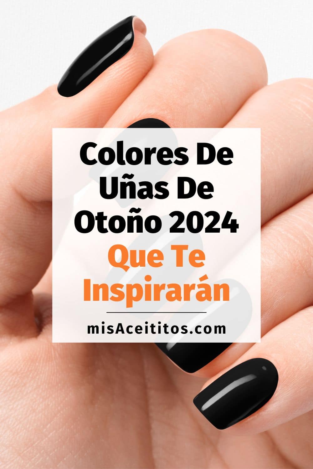 Pin de Pinterest con manos femeninas con diseño de uñas negras para otoño 2024. Esmalte de uñas negro manicura sobre fondo gris.