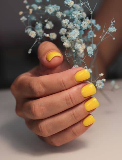 Uñas de Color Mostaza Amarillo