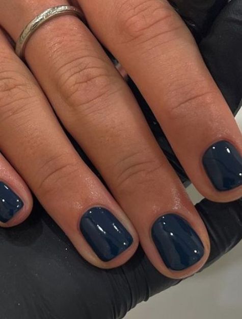 Uñas de Otoño en Azul Marino